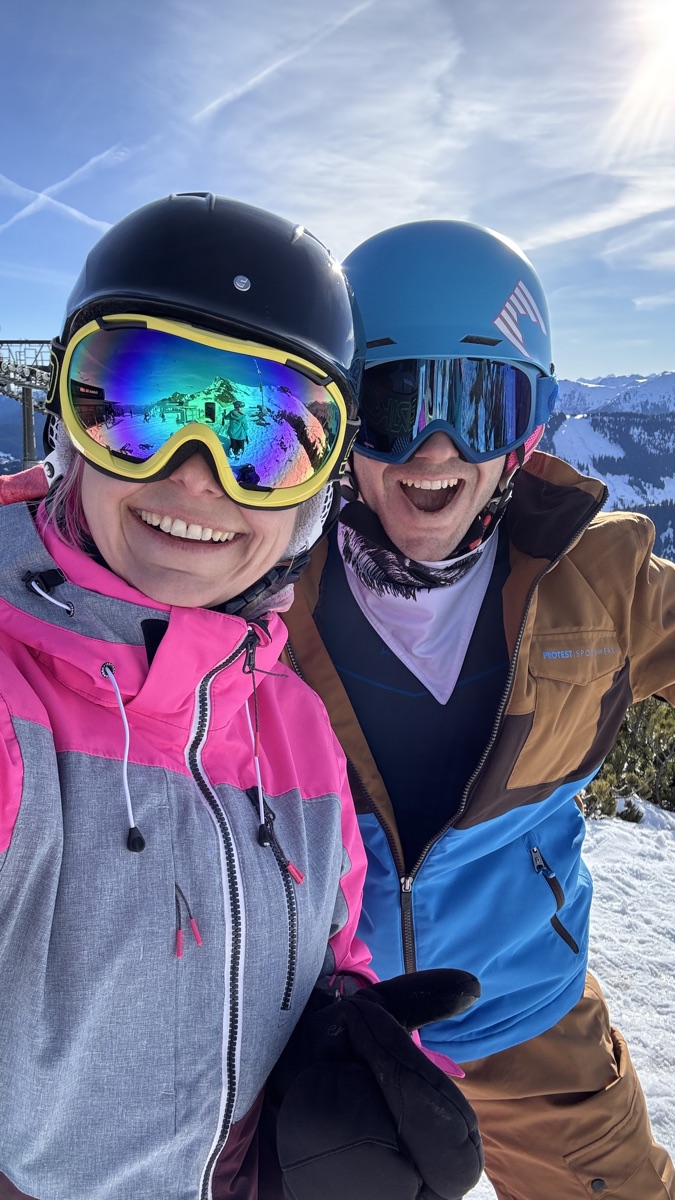 Örtliche Freiheit im Business: Isabell und Sven Haase beim Skifahren in den Bergen