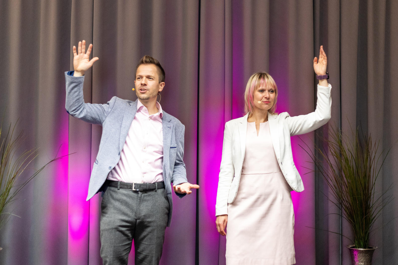 Isabell und Dr. Sven Haase auf der Bühne - Business-Mentoring für Experten und spirituelle Unternehmer