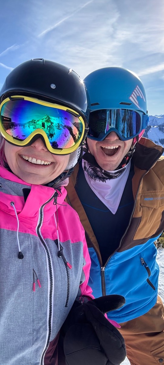 Freedom of location in business: Isabell and Sven Haase skiing in the mountains